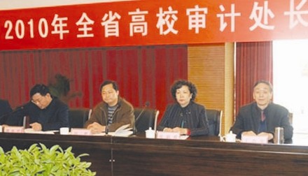 冯哲(左二)在一次会议上.jpg