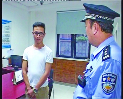 民警在该补习班调查打人“老师”。.jpg