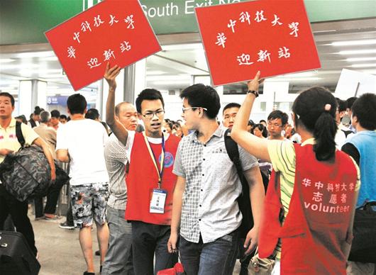 背着大包小包的家长,组成了送学大军.jpg