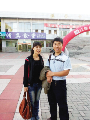 开学了,夫妻俩先送儿子报到.jpg