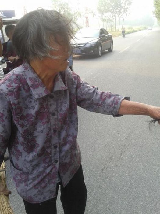 老人手拿被抓下来的头发.jpg