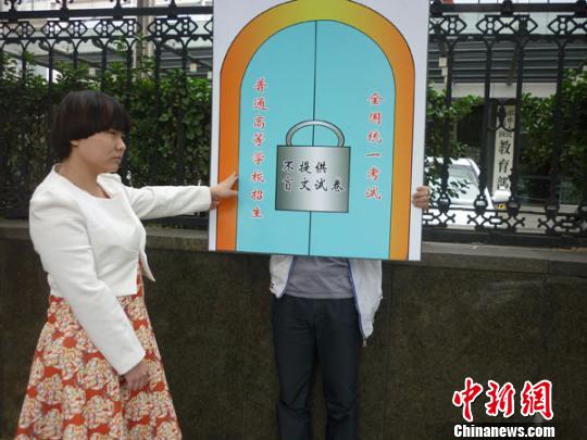 行为艺术表演现场 行为艺术表演现场.jpg