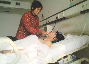 被撞伤的殷同学仍在救治中 被撞伤的殷同学仍在救治中.jpg