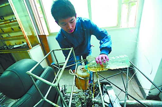 王伟在给汽车加油 王伟在给汽车加油.jpg