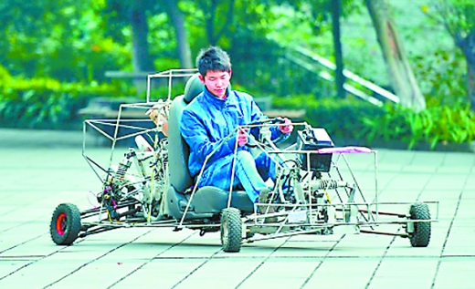 王伟试驾自制汽车 王伟试驾自制汽车.jpg