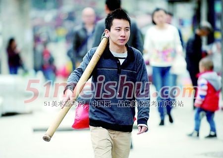大学帅气男生为补贴家用兼职当“棒棒”8年(图)